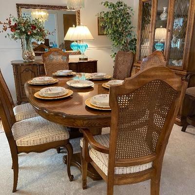 Immaculate vintage dining table with extension and 8 chairs