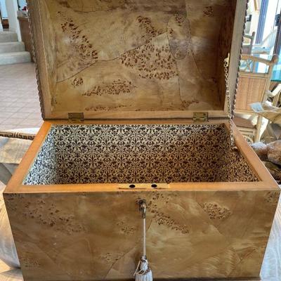 Decorative Crafts Inc Expertly Hand Crafted Imports burl Wood With Key Lock Made In Italy