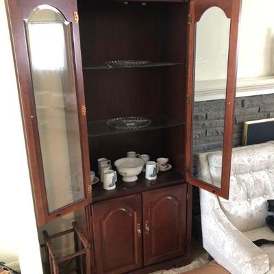 Display cabinet with glass shelves