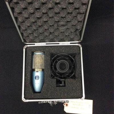 GGG121 AKG Perception 420 Multipattern Condenser Mic