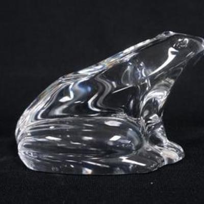 1096	SIGNED BACCARAT CRYSTAL FROG 4 1/2 IN L 2 3/4 IN H 

