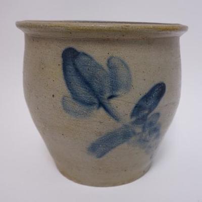 1014	BLUE DECORATED STONEWARE CROCK. HAS A CHIP AND CRACK ON THE BACK SIDE
