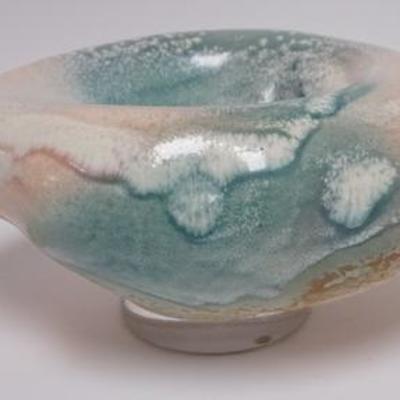 1084	EVANS DESIGNS CALIFORNIA ART POTTERY BOWL ON A LUCITE BASE, SIGNED EVANS 341 & HAS ORIGINAL LABEL, 12 1/2 IN X 9 IN, 6 1/2 IN H 
