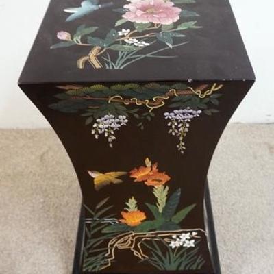 1024	CHINOISERIE DECORATED PEDESTAL WITH BIRDS AND FLOWERS.SOME DAMAGE AT THE BASE
