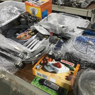 Table Lot of Kitchen Items