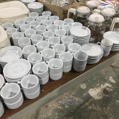 Table Lot of Kitchen Items