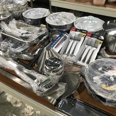 Table Lot of Kitchen Items