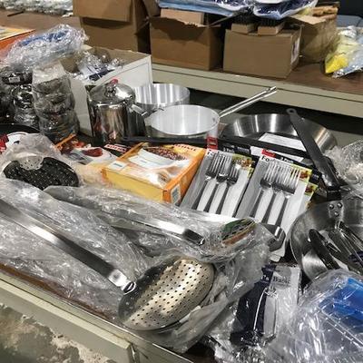 Table Lot of Kitchen Items