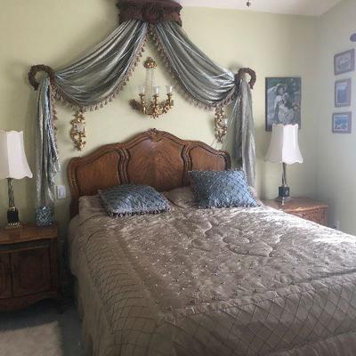 Queen bed $300
