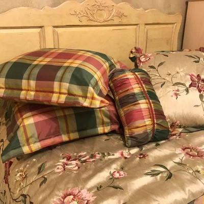 Decorative Bedspread & Pillows