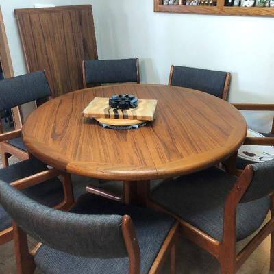 Mid-Century Modern table and 8 chairs (includes 2 leaf's), re-upholstered chairs, no scratches!