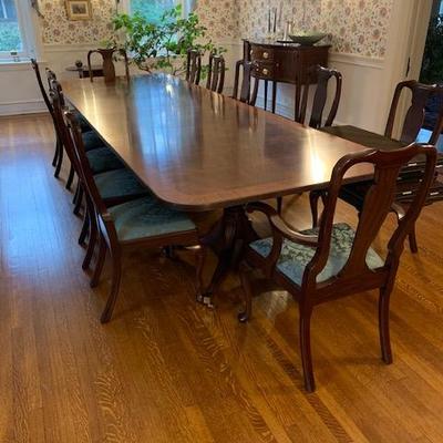 ABSOLUTELY EXQUISITE MAHOGANY SATIN BANDED HENKEL-HARRIS DINING ROOM 8FT (no leaves) with Pads and 2 leaves DOUBLE PEDESTAL DINING TABLE...