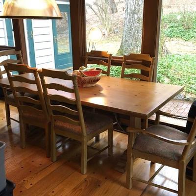 Drexel Heritage Dining Room table Set. Seats 6-12. Comes with 2 leafs & table pads.