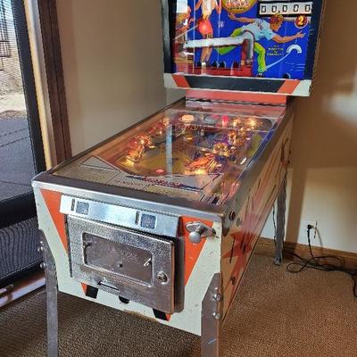 1975 Pinball machine works and has key