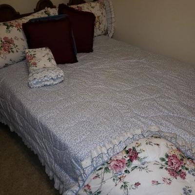 QUEEN REVERSIBLE RUFFLE FLORAL BEDDING SET (QUEEN)
COMFORTER, FLAT AND FITTED SHEET, 2 STANDARD PILLOWCASES, DUST-RUFFLE