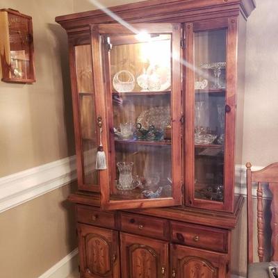 BROYHILL TRADITIONAL LIT DISPLAY CHINA HUTCH WITH STORAGE $225
TOP HUTCH D 13