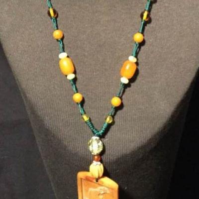 MLC038 Antique Resin Pendant Necklace
