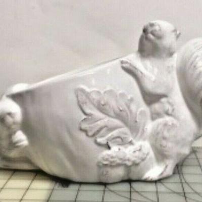 https://www.ebay.com/itm/124121382390 SM3045: WHITE CERAMIC BOWL WITH SQUIRREL DETAIL