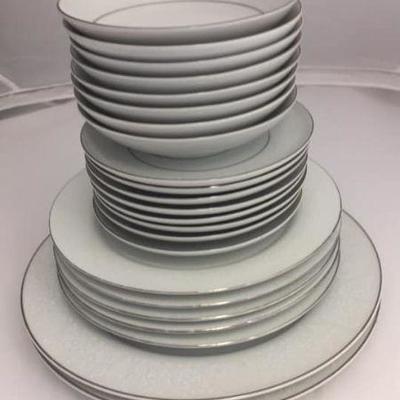 https://www.ebay.com/itm/114158202761 KB0042: Fine China plateware, 23 pieces $10