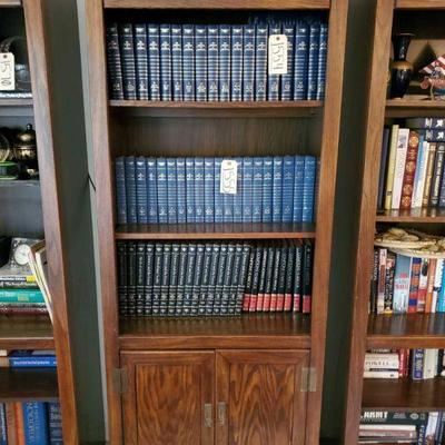 Bookcase with 3 Shelves and Cabinet
Measures approx 30"x16"x76 Items on shelves are not included. Items in cabinet are included.