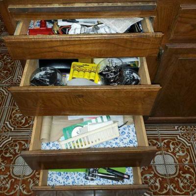 10 Cupboards Full of House Appliances
Items Include oven mitts, kitchen towels, kitchen utensils, keurig, and more!