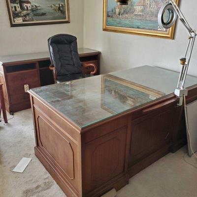 2 Office Desks With Rolling Chair
Office Desks Measures Approx 68"(L)Ã—31"(H)Ã—36"(W). 69"(L)Ã— 30"(H)Ã—21.5(W)
 