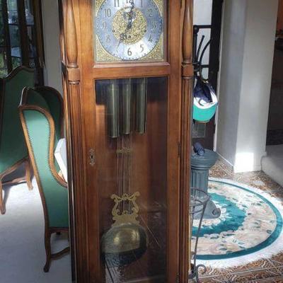 Ridgeway Grandfather Clock with Key
Registered Serial Number: 85011907 Measures approx 23" x 12" x 80"