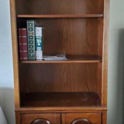 Bookshelf With Empty Photo Albums and More !
Bookshelf measures approx 32"(L)Ã—77.5"(H)Ã—17"(W)