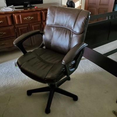 Brown Office Chair in Great Condition
Brown office chair