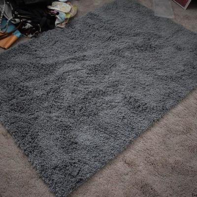 Gray rug, approx. 4' X 6'
