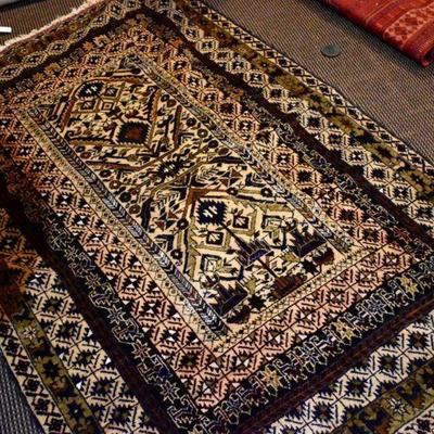 Hand knotted rug, approx. 4'6" X 6'6"