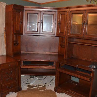 #40 Executive Corner Office Furniture Has Wear Around.   Corner to Corner 104"       25"d x 31"h x 80" h $75