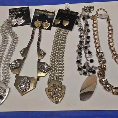 https://www.ebay.com/itm/114174497231 AB0005 COSTUME JEWELRY NECKLACE & EARRING LOT $20.00 BOX 74  AB0005