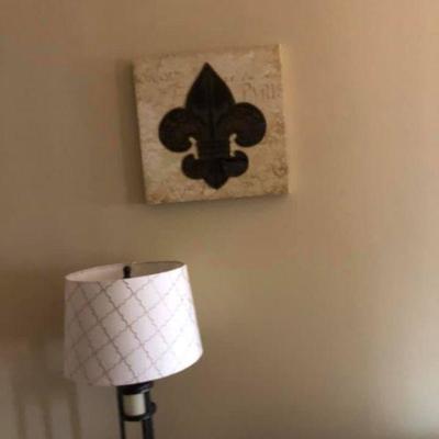 PA027 Fleurs de Lis Wall Art $25, Lamp $10 .
We will not hold unless Paid for
Venmo @Rafael-Monzon-1
PayPal:...