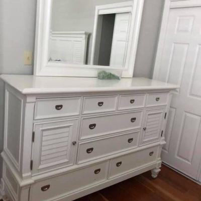 PA004 Chest of Drawers with Mirror $145 .
We will not hold unless Paid for
Venmo @Rafael-Monzon-1
PayPal: Agesagoestatesales@gmail.com...