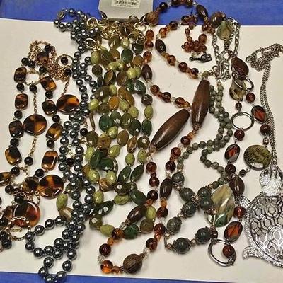 https://www.ebay.com/itm/114175496319 AB0012 COSTUME JEWELRY $20.00 COLLECTION OF SEVEN NECKLACES BOX 74 