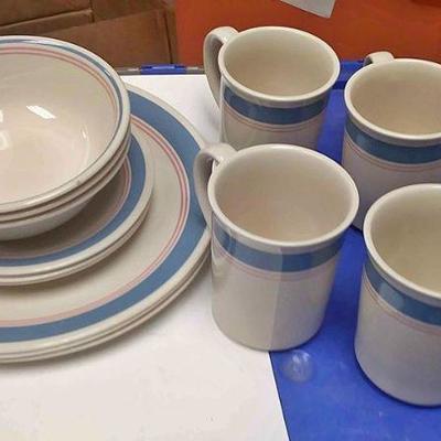 https://www.ebay.com/itm/124139673192 BOX073: 14 ASSORTED CERAMIC CORNING PLATES , BOWLS, AND CUPS. MICROWAVE SAFE   $20.00