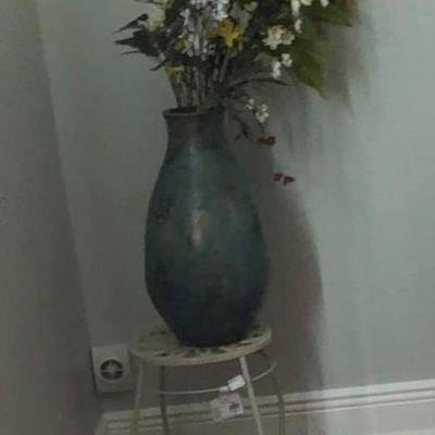 PA024 Small Metal Table $18, Large Vase with Flowers $35 We will not hold unless Paid for
Venmo @Rafael-Monzon-1
PayPal:...