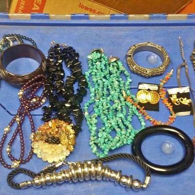 https://www.ebay.com/itm/124140007903 Box070AD 14  ASS0RTED COSTUME JEWELRY PCS $20.00