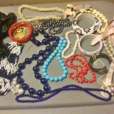 https://www.ebay.com/itm/114182841685 CJ0018 COSTUME JEWELRY ASSORTED COLLECTION OF JEWELRY $20.00 RX BOX 4 CJ0018