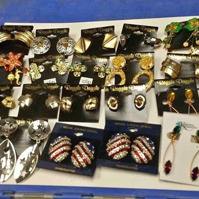 https://www.ebay.com/itm/114171610891 BOX074H COSTUME JEWELRY CLIP ON EARRINGS LOT OF TWENTY $30 LOT #2