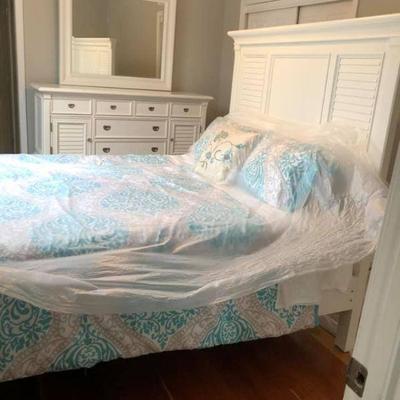 PA011 Chest of Drawers w/ Mirror $145, Bed Frame $125, Mattress $100, Comforter $20 .
We will not hold unless Paid for
Venmo...