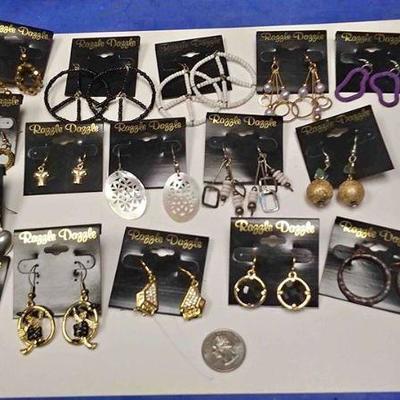 https://www.ebay.com/itm/114173879359 BOX074Z COSTUME JEWELRY LOT OF FIFTEEN PIERCED EARRINGS  $20.00   LOT #2