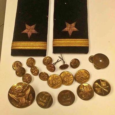 https://www.ebay.com/itm/114185492881	AB0212 VINTAGE MILITARY LOT OF PINS, BUTTONS, & SIDE BOARDS (MAJOR) $20.00 Box 70 AB0212
