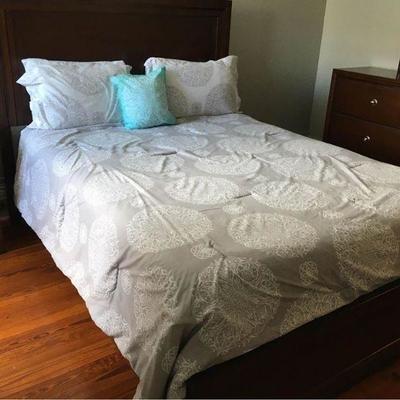 https://www.ebay.com/itm/114186825787	PA029: White on Grey Queen Comforter $20
