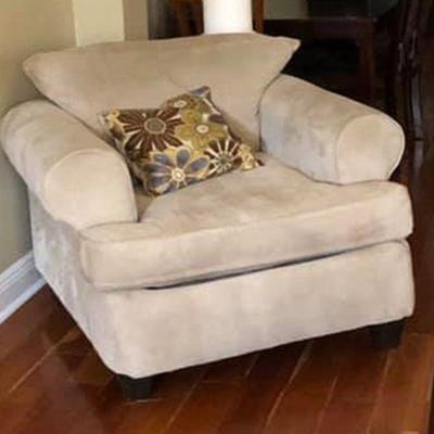 https://www.ebay.com/itm/114186841944	PA041: XL Tan Fabric Occasional Chair Local Pickup $75
