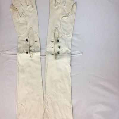 https://www.ebay.com/itm/114189777393	KB0108: Vintage Retro White Leather Women's Gloves, Maison Blanche 2 Pairs $20.00 each 
