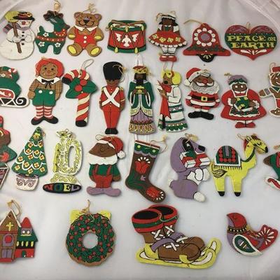 https://www.ebay.com/itm/114190028125	KB0123: 1960's-1970's Vintage Lot of 28 2-Sided Hand Painted Wooden Christmas Ornaments $20
