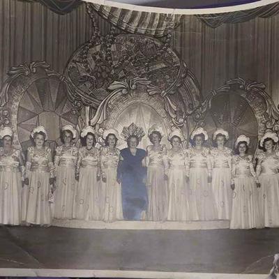 https://www.ebay.com/itm/114158186406	BoX55: 1940s ERA BLACK AND WHITE PICTURE OF WOMEN IN BALL GOWNS MYSTIC KREWE OF SHANGRI-LA
