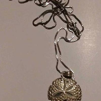 https://www.ebay.com/itm/114189657917	RX4152012 STERLING SILVER 30 INCH BOX CHAIN & SAND DOLLAR $20 WEIGHT 8.1  GRAMS WE CAN SHIP THIS...
